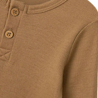 Voeg een stijlvolle touch toe aan de garderobe van je kind met de noel wol slim shirt tigers eye van Lil' Atelier. Gemaakt van 100% merinowol, perfect voor de herfst en winter met een slim fit en lange mouwen! VanZus