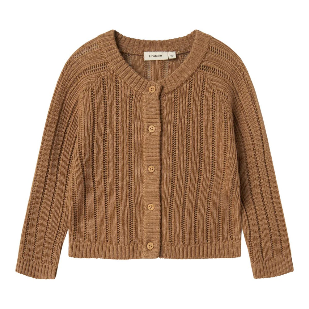 Houd je kind warm en stijlvol met dit gebreide vestje nomo knit in de kleur tigers eye van het merk Lil' Atelier. Gemaakt van 100% RWS-wol, perfect voor de herfst en winter. Met een regular fit en lange mouwen! VanZus