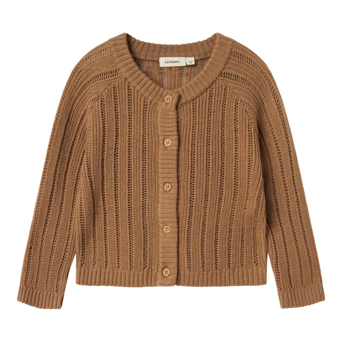 Houd je kind warm en stijlvol met dit gebreide vestje nomo knit in de kleur tigers eye van het merk Lil' Atelier. Gemaakt van 100% RWS-wol, perfect voor de herfst en winter. Met een regular fit en lange mouwen! VanZus