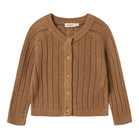 Houd je kind warm en stijlvol met dit gebreide vestje nomo knit in de kleur tigers eye van het merk Lil' Atelier. Gemaakt van 100% RWS-wol, perfect voor de herfst en winter. Met een regular fit en lange mouwen! VanZus
