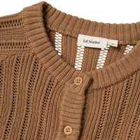 Houd je kind warm en stijlvol met dit gebreide vestje nomo knit in de kleur tigers eye van het merk Lil' Atelier. Gemaakt van 100% RWS-wol, perfect voor de herfst en winter. Met een regular fit en lange mouwen! VanZus