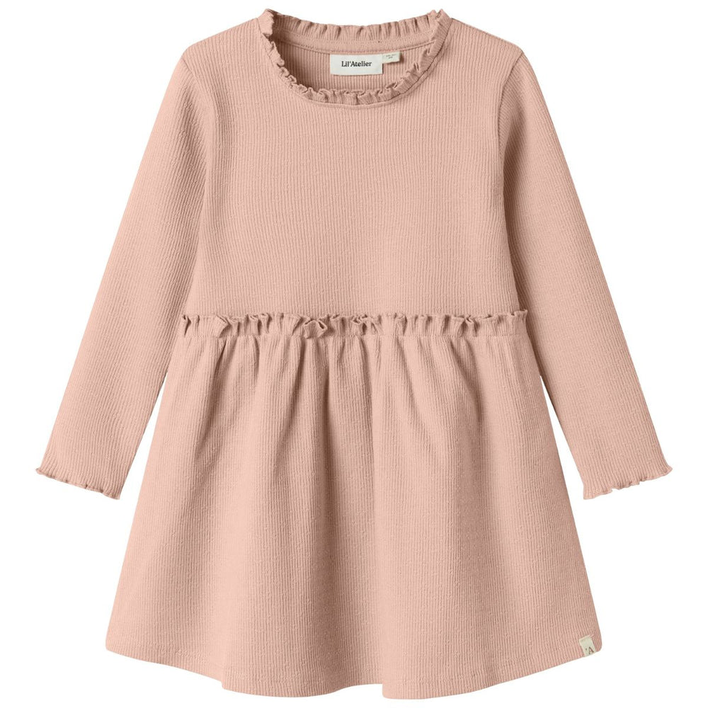 Ben je op zoek naar een mooie basic voor in de kledingkast van je kleintje? Dan is dit nora slim jurkje in de kleur cameo rose van het mooie merk Lil' Atelier een echte must have! VanZus