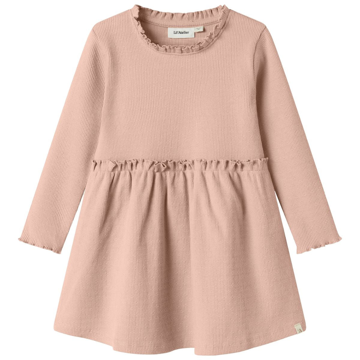 Ben je op zoek naar een mooie basic voor in de kledingkast van je kleintje? Dan is dit nora slim jurkje in de kleur cameo rose van het mooie merk Lil' Atelier een echte must have! VanZus