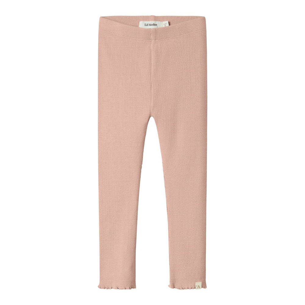 Ben je op zoek naar een mooie basic voor in de kledingkast van je kleintje? Dan is deze nora slim legging in de kleur cameo rose van het mooie merk Lil' Atelier een echte must have! VanZus