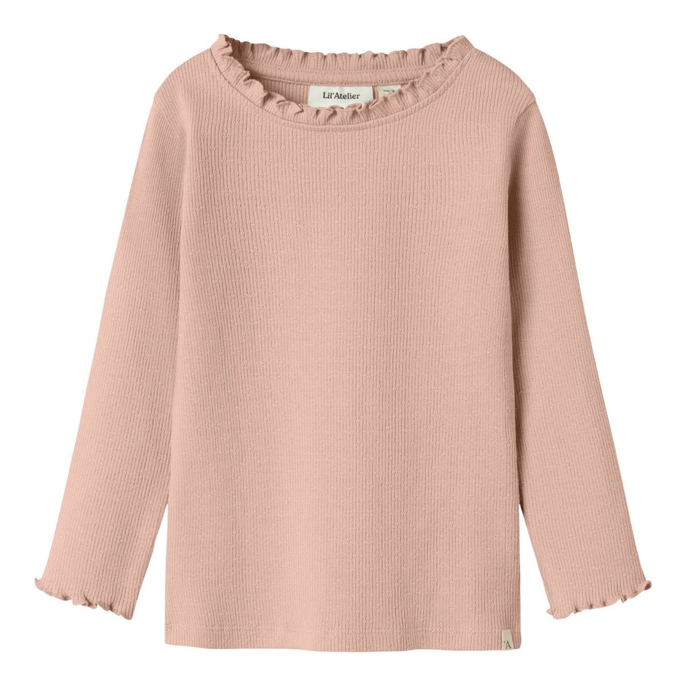 Ben je op zoek naar een mooie basic voor in de kledingkast van je kleintje? Dan is dit nora slim shirt in de kleur cameo rose van het mooie merk Lil' Atelier een echte must have! VanZus