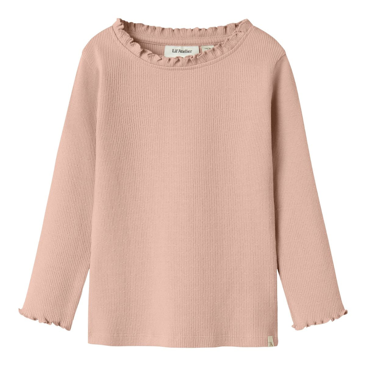 Ben je op zoek naar een mooie basic voor in de kledingkast van je kleintje? Dan is dit nora slim shirt in de kleur cameo rose van het mooie merk Lil' Atelier een echte must have! VanZus