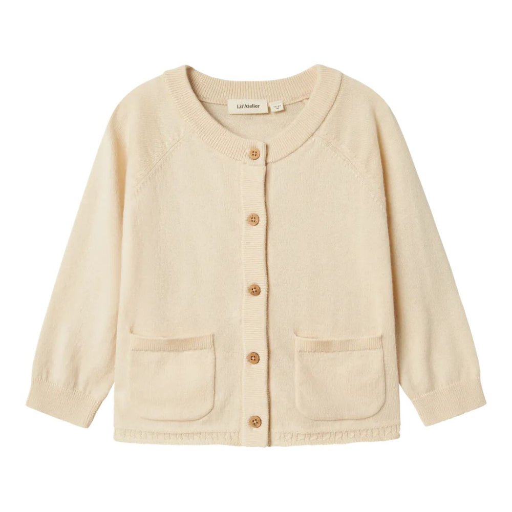 Kleed je kind in comfort met het Lil' Atelier nord knit vestje in turtledove melange. Gemaakt van 50% biologisch katoen en 50% RWS-wol, met knoopsluiting en voorzakken. Perfect voor herfst en winter! VanZus