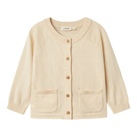 Kleed je kind in comfort met het Lil' Atelier nord knit vestje in turtledove melange. Gemaakt van 50% biologisch katoen en 50% RWS-wol, met knoopsluiting en voorzakken. Perfect voor herfst en winter! VanZus