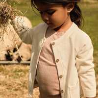 Kleed je kind in comfort met het Lil' Atelier nord knit vestje in turtledove melange. Gemaakt van 50% biologisch katoen en 50% RWS-wol, met knoopsluiting en voorzakken. Perfect voor herfst en winter! VanZus