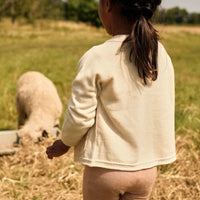 Kleed je kind in comfort met het Lil' Atelier nord knit vestje in turtledove melange. Gemaakt van 50% biologisch katoen en 50% RWS-wol, met knoopsluiting en voorzakken. Perfect voor herfst en winter! VanZus