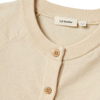 Kleed je kind in comfort met het Lil' Atelier nord knit vestje in turtledove melange. Gemaakt van 50% biologisch katoen en 50% RWS-wol, met knoopsluiting en voorzakken. Perfect voor herfst en winter! VanZus