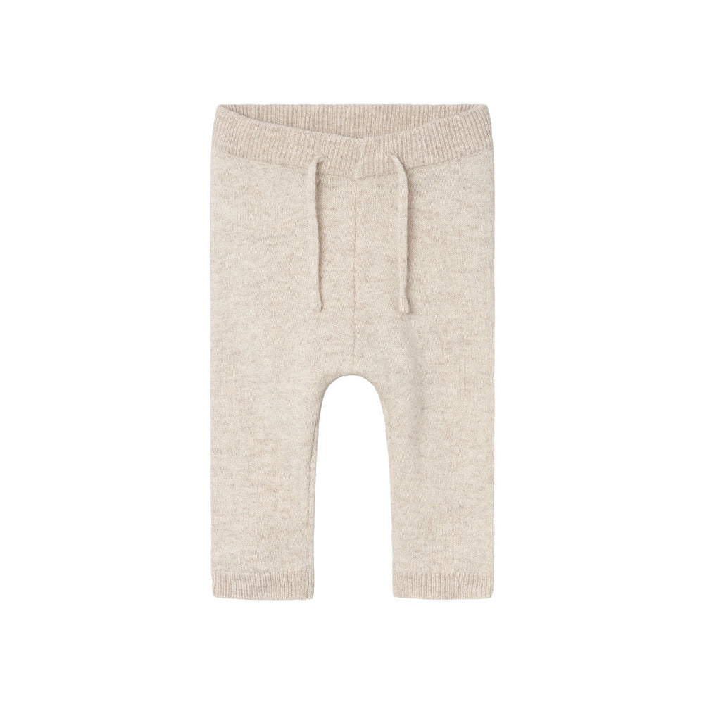 Hoe schattig is deze numa knit legging in de kleur birch van het lieve merk Lil' Atelier?! Deze schattige legging is perfect voor je kleine spruit en wil je het liefst elke dag aandoen bij je kleintje, zo leuk is hij! VanZus