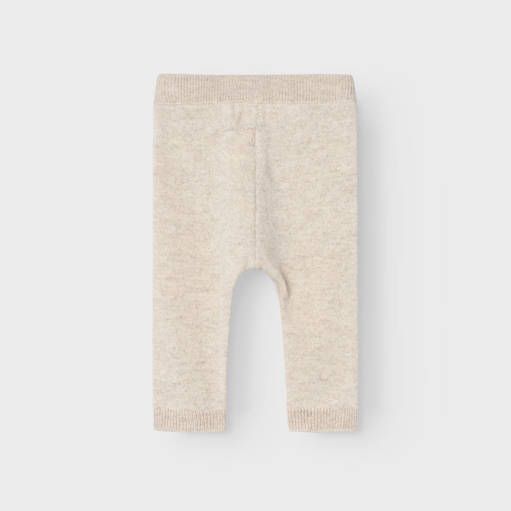 Hoe schattig is deze numa knit legging in de kleur birch van het lieve merk Lil' Atelier?! Deze schattige legging is perfect voor je kleine spruit en wil je het liefst elke dag aandoen bij je kleintje, zo leuk is hij! VanZus