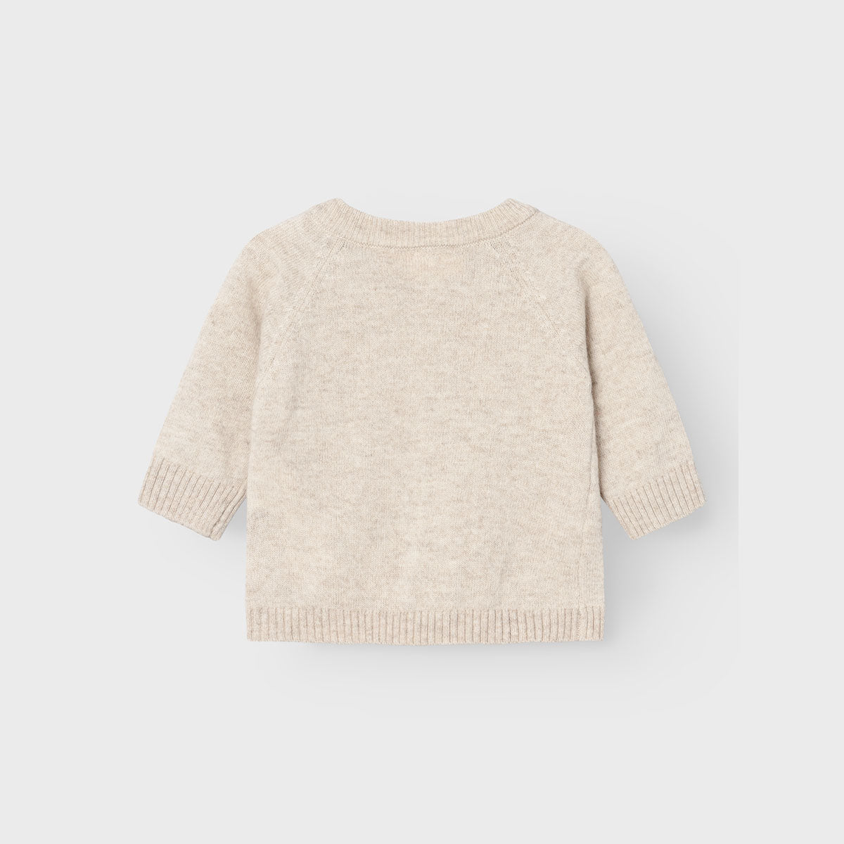 Maak de outfits van je kleintje net een beetje warmer met deze te leuke numa longsleeve wrap knit trui in de kleur birch van het merk Lil' Atelier. Dit lieve truitje houdt je kindje lekker warm en ziet er ook nog eens superschattig uit! VanZus