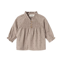 Dit schattige nuna baby longsleeve blousje in de kleur etherea van het merk Lil' Atelier is wat ons betreft een absolute must have! Deze leuke blouse is veelzijdig, zit comfortabel en is perfect geschikt voor diverse gelegenheden. VanZus