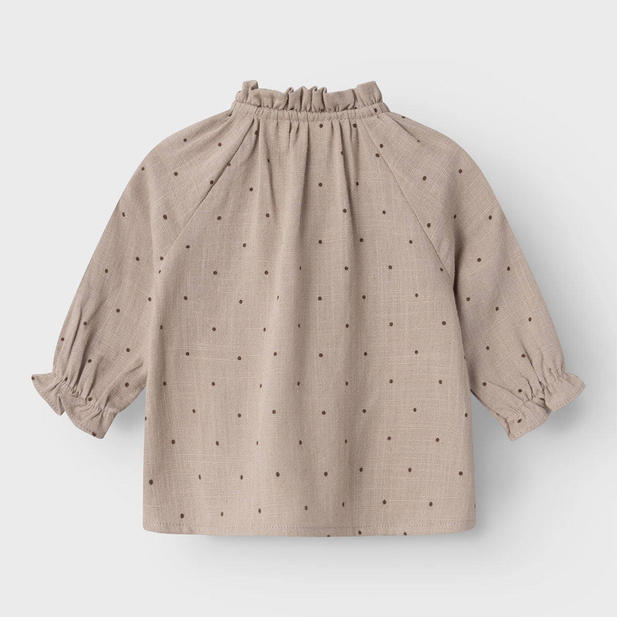 Dit schattige nuna baby longsleeve blousje in de kleur etherea van het merk Lil' Atelier is wat ons betreft een absolute must have! Deze leuke blouse is veelzijdig, zit comfortabel en is perfect geschikt voor diverse gelegenheden. VanZus