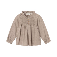 Dit schattige nuna longsleeve blousje in de kleur etherea van het merk Lil' Atelier is wat ons betreft een absolute must have! Deze leuke blouse is veelzijdig, zit comfortabel en is perfect geschikt voor diverse gelegenheden. VanZus