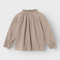 Dit schattige nuna longsleeve blousje in de kleur etherea van het merk Lil' Atelier is wat ons betreft een absolute must have! Deze leuke blouse is veelzijdig, zit comfortabel en is perfect geschikt voor diverse gelegenheden. VanZus