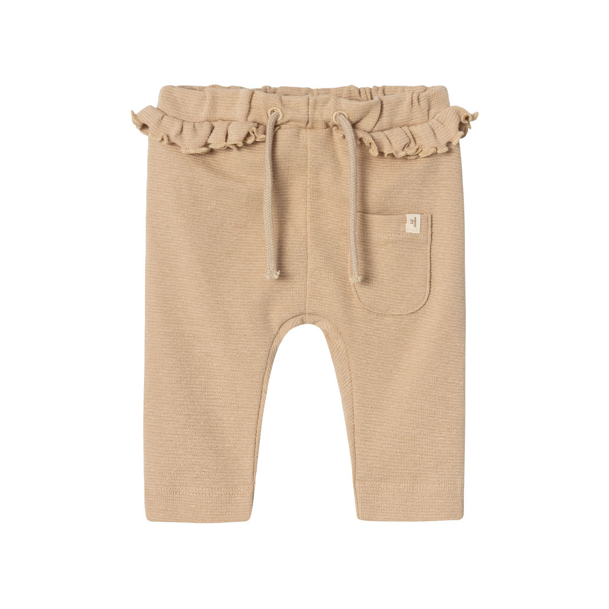 Jouw kleintje ziet er superhip uit in deze schattige olana broek in de kleur irish cream melange van het merk Lil' Atelier. Deze comfortabele broek heeft ruches bij de tailleband waardoor elke outfit met deze broek er nóg leuker uitziet! VanZus