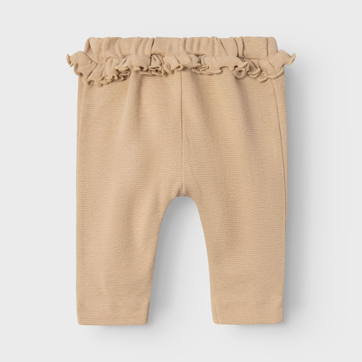 Jouw kleintje ziet er superhip uit in deze schattige olana broek in de kleur irish cream melange van het merk Lil' Atelier. Deze comfortabele broek heeft ruches bij de tailleband waardoor elke outfit met deze broek er nóg leuker uitziet! VanZus