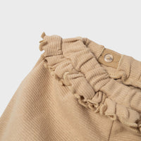 Jouw kleintje ziet er superhip uit in deze schattige olana broek in de kleur irish cream melange van het merk Lil' Atelier. Deze comfortabele broek heeft ruches bij de tailleband waardoor elke outfit met deze broek er nóg leuker uitziet! VanZus