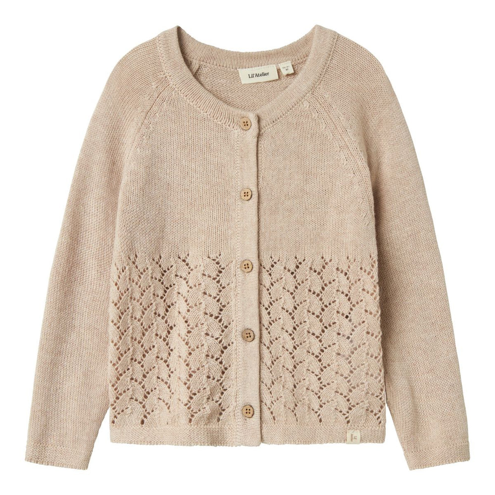 Het Lil' Atelier olga knit vestje in pastel parchment melange is een ideale aanvulling voor de garderobe van je kind. VanZus