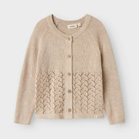 Het Lil' Atelier olga knit vestje in pastel parchment melange is een ideale aanvulling voor de garderobe van je kind. VanZus