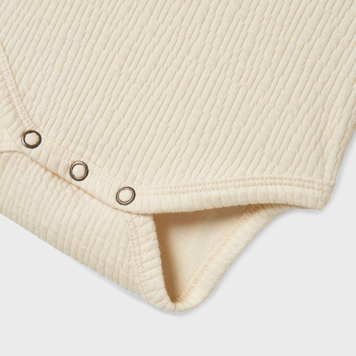 Voor jouw kleintje kun je nooit genoeg rompertjes in huis hebben. Dit leuke oline longsleeve rompertje in de kleur birch van het merk Lil' Atelier is dan ook een echte must have! Dit lieve rompertje heeft een prachtige beige kleur en is de perfecte basis voor elke outfit van jouw mini. VanZus