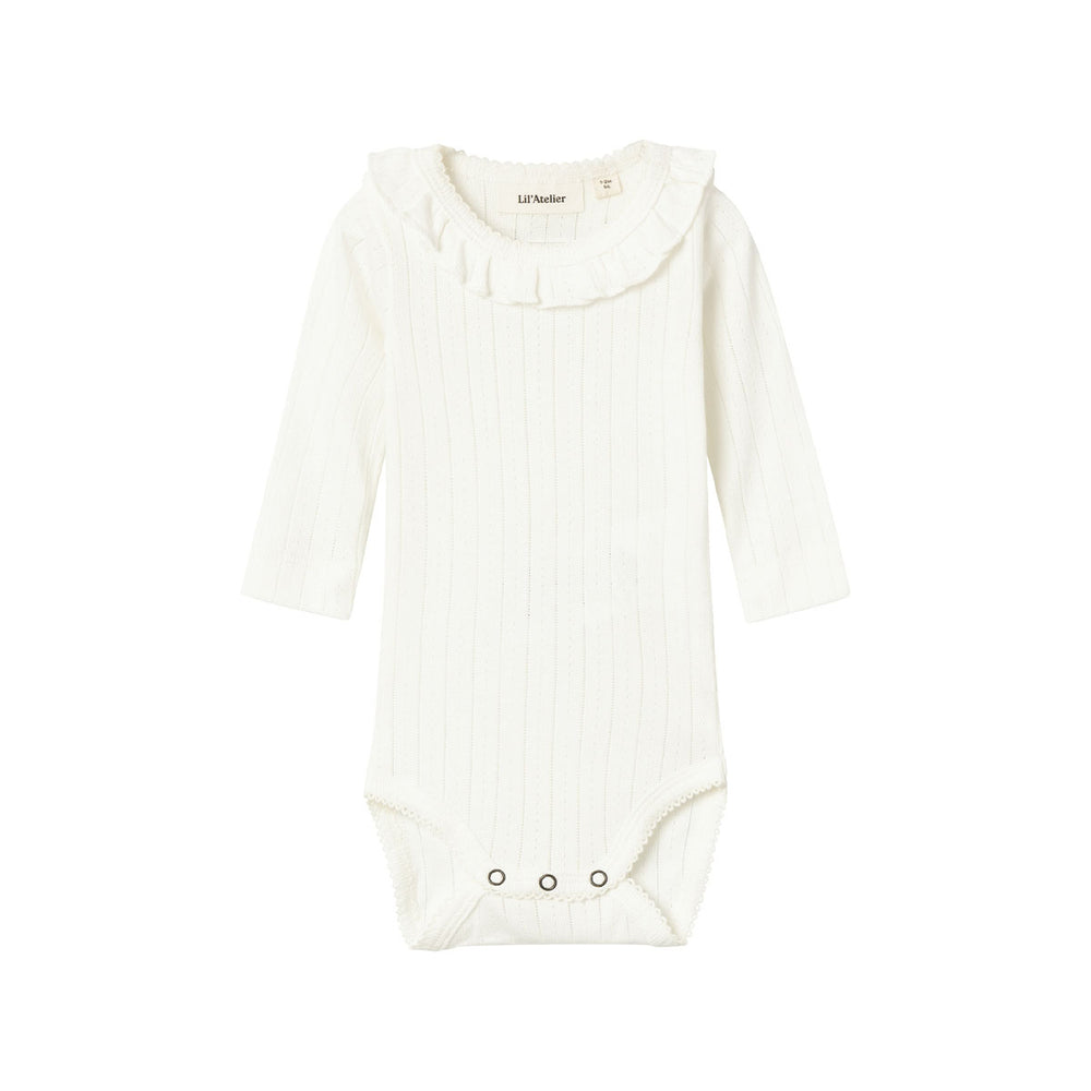 Mooie basics zijn altijd goed om in huis te hebben. Dat geldt zeker voor dit mooie baby rachel nis rompertje in de kleur coconut milk van het merk Lil' Atelier. Dit schattige rompertje met lange mouwen is perfect om verschillende outfits mee samen te stellen en houdt je kindje lekker warm. 