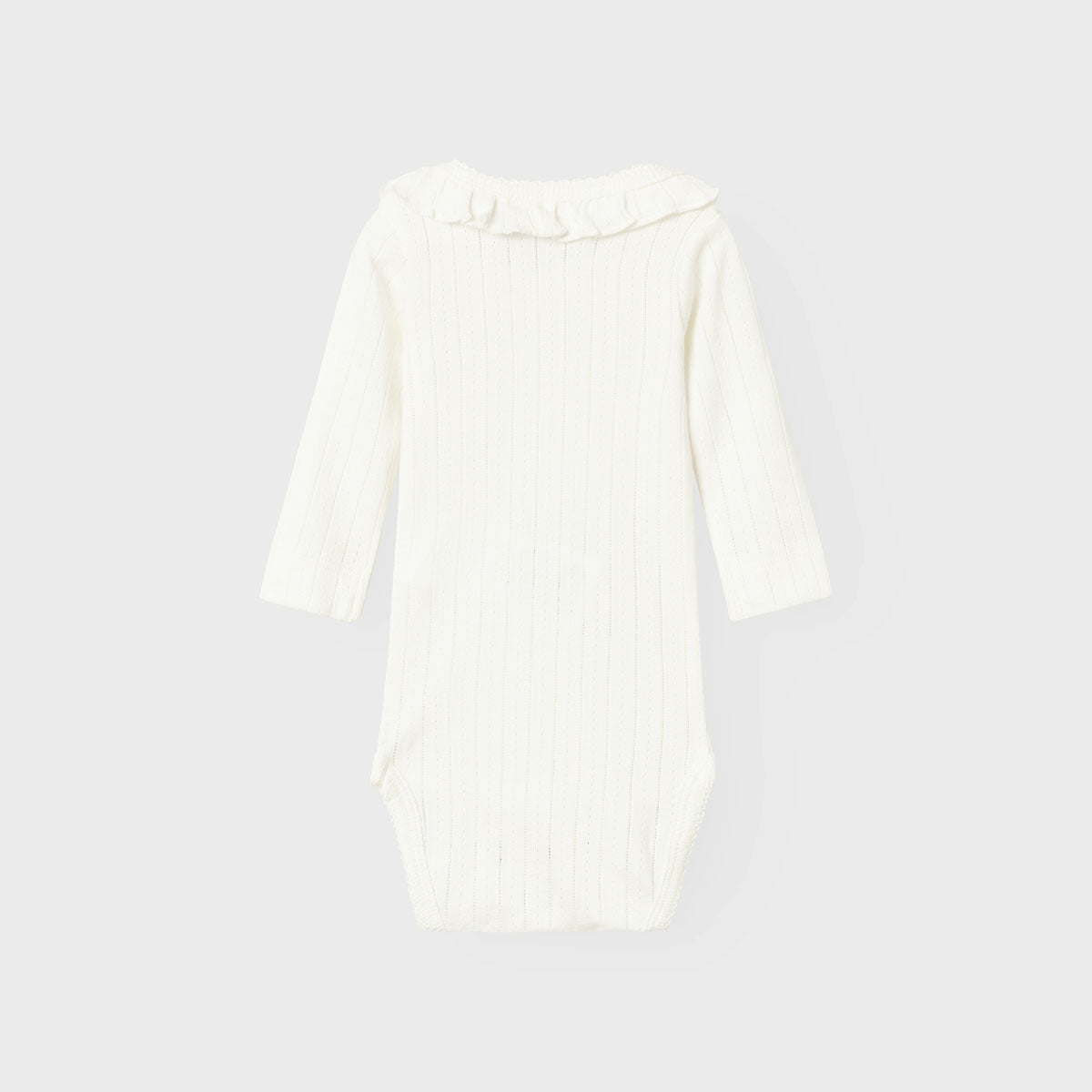 Mooie basics zijn altijd goed om in huis te hebben. Dat geldt zeker voor dit mooie baby rachel nis rompertje in de kleur coconut milk van het merk Lil' Atelier. Dit schattige rompertje met lange mouwen is perfect om verschillende outfits mee samen te stellen en houdt je kindje lekker warm. 