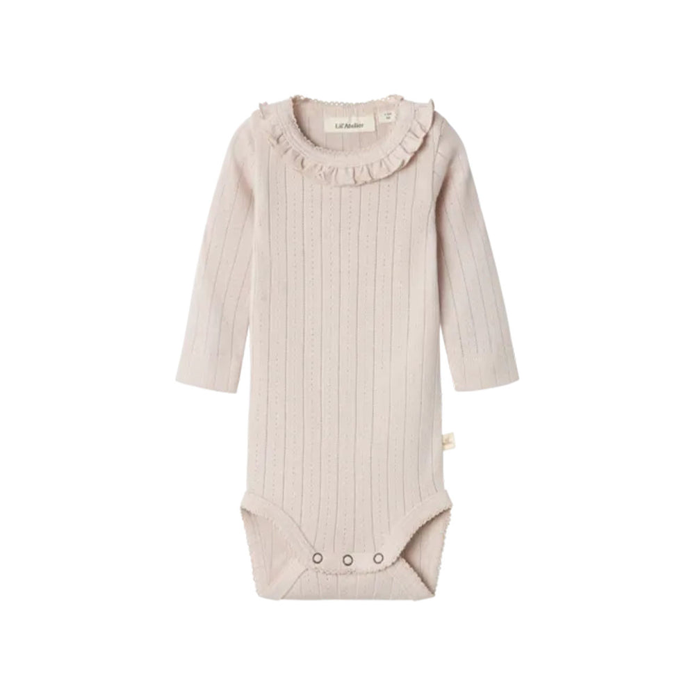 Mooie basics zijn altijd goed om in huis te hebben. Dat geldt zeker voor dit mooie baby rachel nis rompertje in de kleur gray morn van het merk Lil' Atelier. Dit schattige rompertje met lange mouwen is perfect om verschillende outfits mee samen te stellen en houdt je kindje lekker warm. 