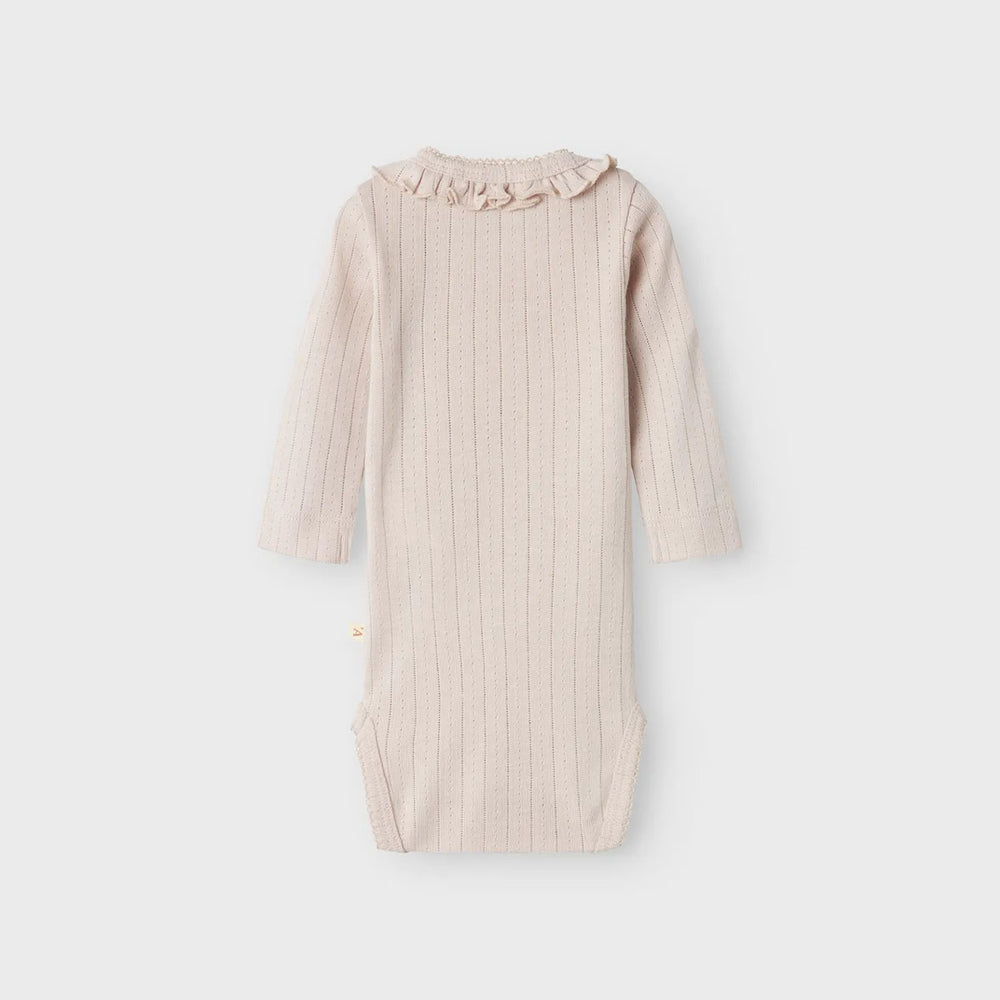 Mooie basics zijn altijd goed om in huis te hebben. Dat geldt zeker voor dit mooie baby rachel nis rompertje in de kleur gray morn van het merk Lil' Atelier. Dit schattige rompertje met lange mouwen is perfect om verschillende outfits mee samen te stellen en houdt je kindje lekker warm. 