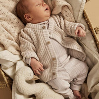 Mooie basics zijn altijd goed om in huis te hebben. Dat geldt zeker voor dit mooie baby rachel nis rompertje in de kleur gray morn van het merk Lil' Atelier. Dit schattige rompertje met lange mouwen is perfect om verschillende outfits mee samen te stellen en houdt je kindje lekker warm. 