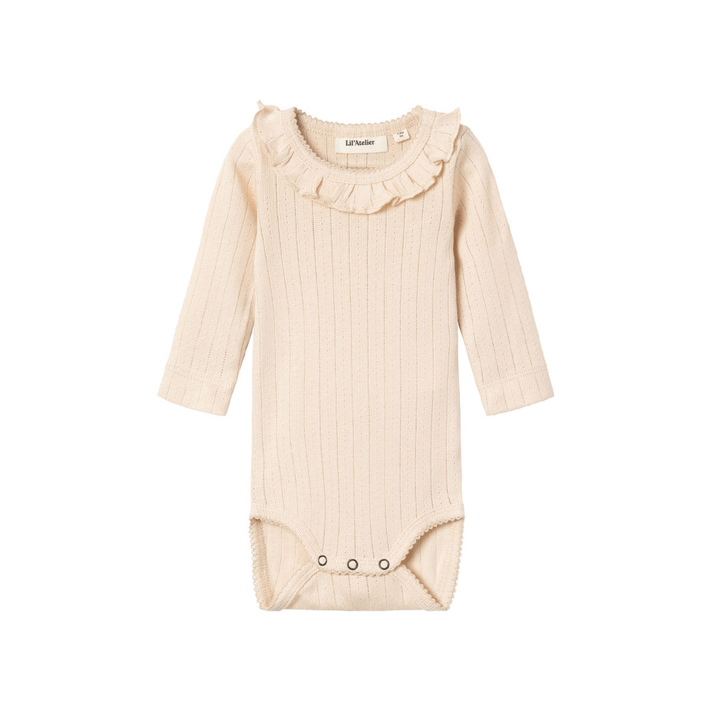 Mooie basics zijn altijd goed om in huis te hebben. Dat geldt zeker voor dit mooie baby rachel nis rompertje in de kleur turtledove van het merk Lil' Atelier. Dit schattige rompertje met lange mouwen is perfect om verschillende outfits mee samen te stellen en houdt je kindje lekker warm. VanZus