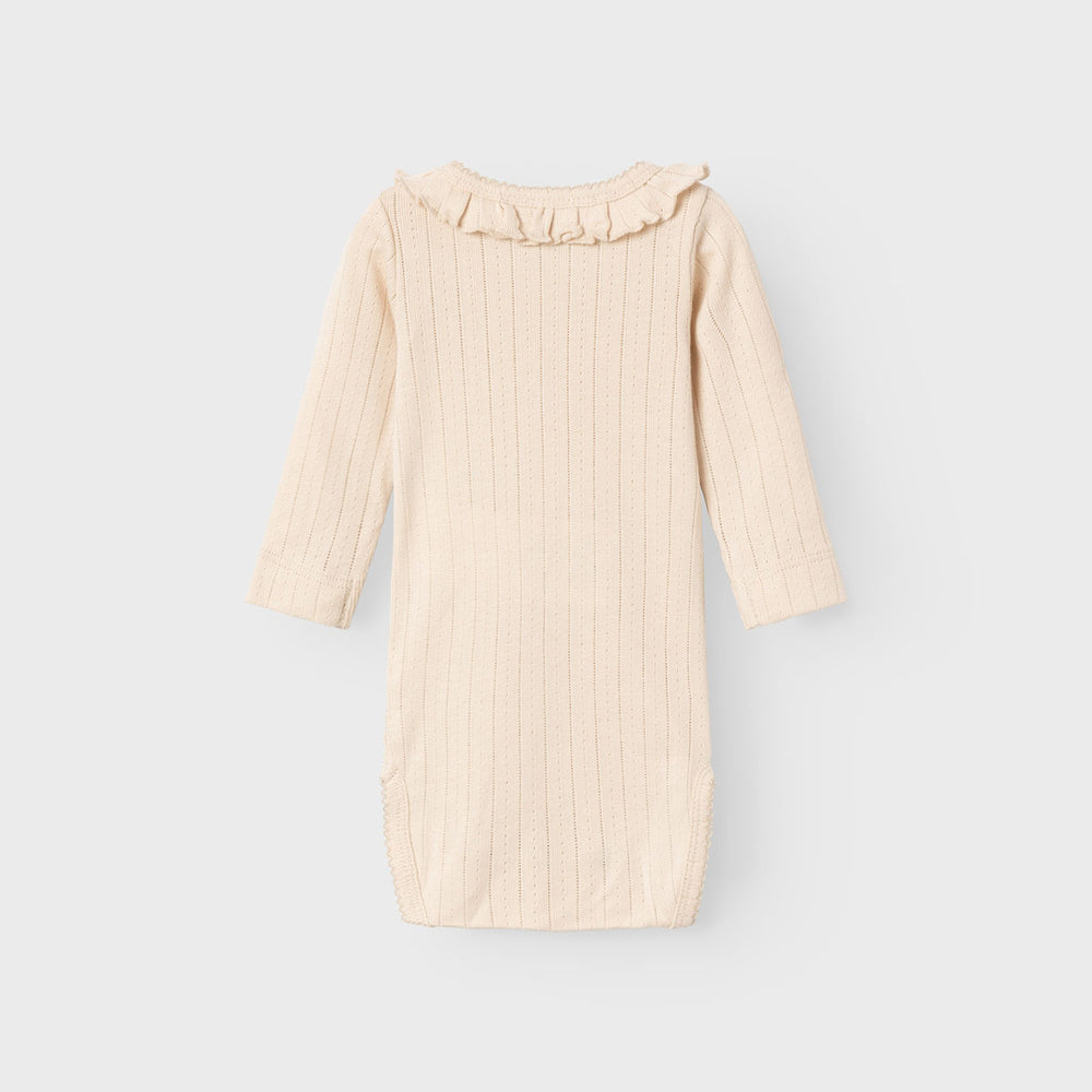 Mooie basics zijn altijd goed om in huis te hebben. Dat geldt zeker voor dit mooie baby rachel nis rompertje in de kleur turtledove van het merk Lil' Atelier. Dit schattige rompertje met lange mouwen is perfect om verschillende outfits mee samen te stellen en houdt je kindje lekker warm. VanZus