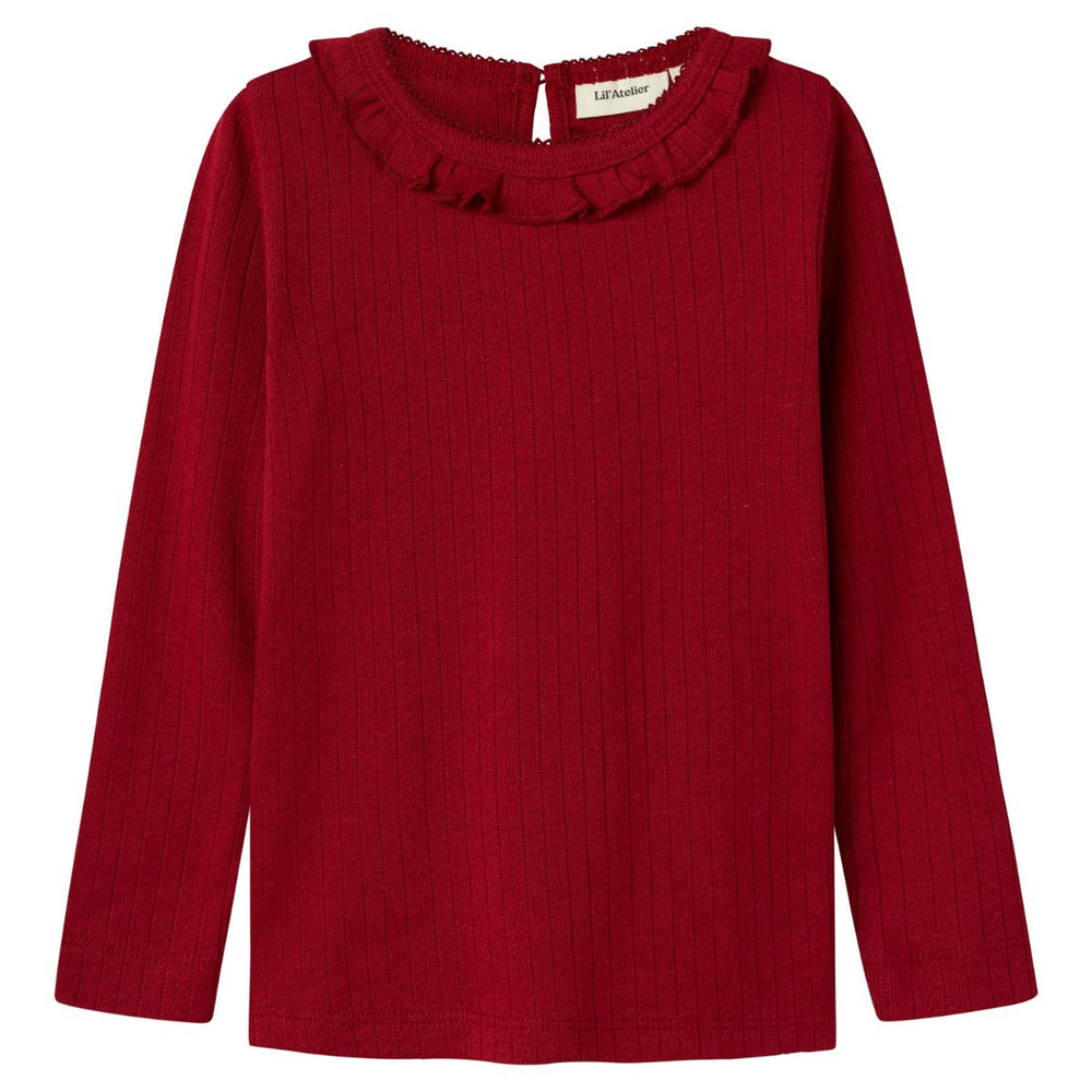 Mooie basics zijn altijd goed om in huis te hebben. Dat geldt zeker voor dit mooie rachel slim shirt in de kleur red dahlia van het merk Lil' Atelier. Dit schattige t-shirt met lange mouwen is perfect om verschillende outfits mee samen te stellen en houdt je kindje lekker warm. VanZus