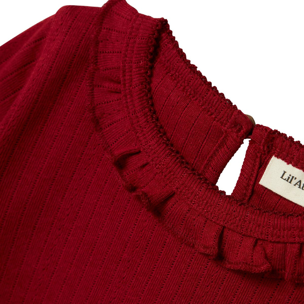 Mooie basics zijn altijd goed om in huis te hebben. Dat geldt zeker voor dit mooie rachel slim shirt in de kleur red dahlia van het merk Lil' Atelier. Dit schattige t-shirt met lange mouwen is perfect om verschillende outfits mee samen te stellen en houdt je kindje lekker warm. VanZus