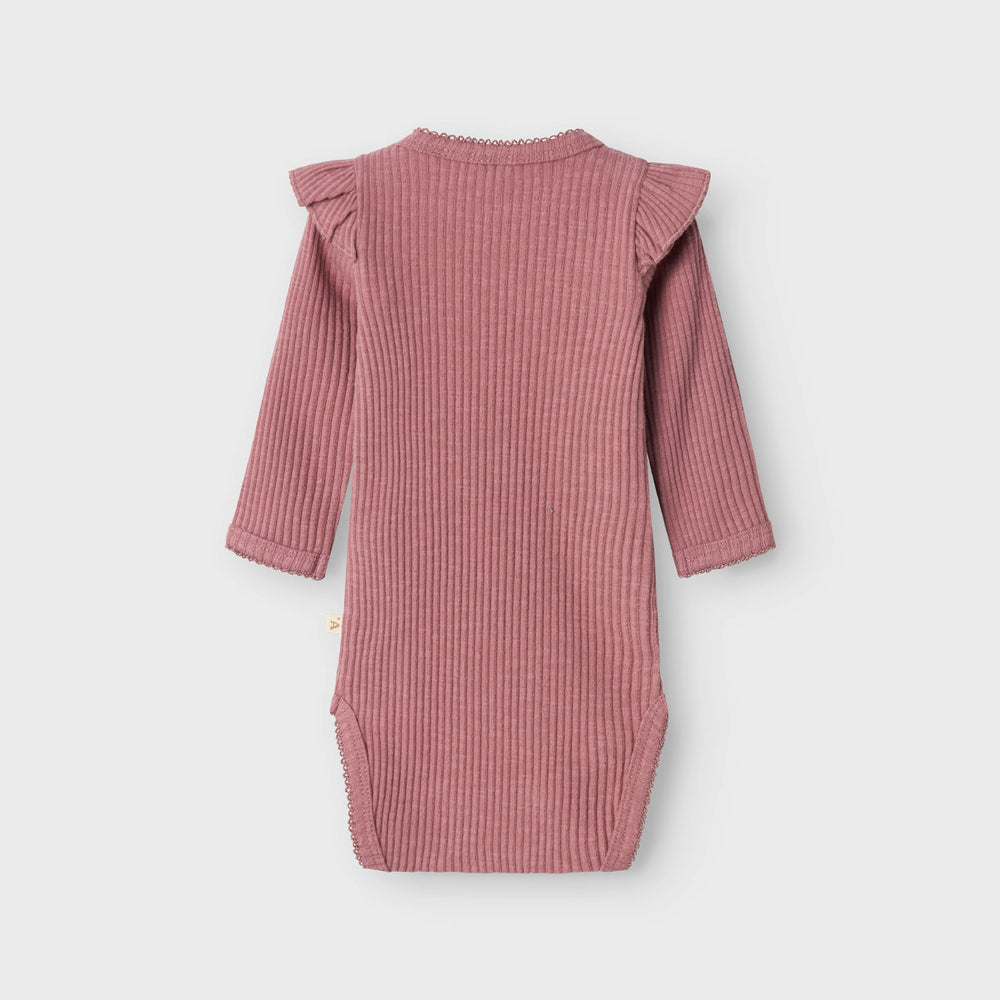 Een prachtige basic: het Lil' Atelier raja sao rompertje in de kleur nostalgia rose. Het rompertje heeft een slim fit pasvorm en een elegante O-hals. Een perfecte romper voor elke dag. VanZus