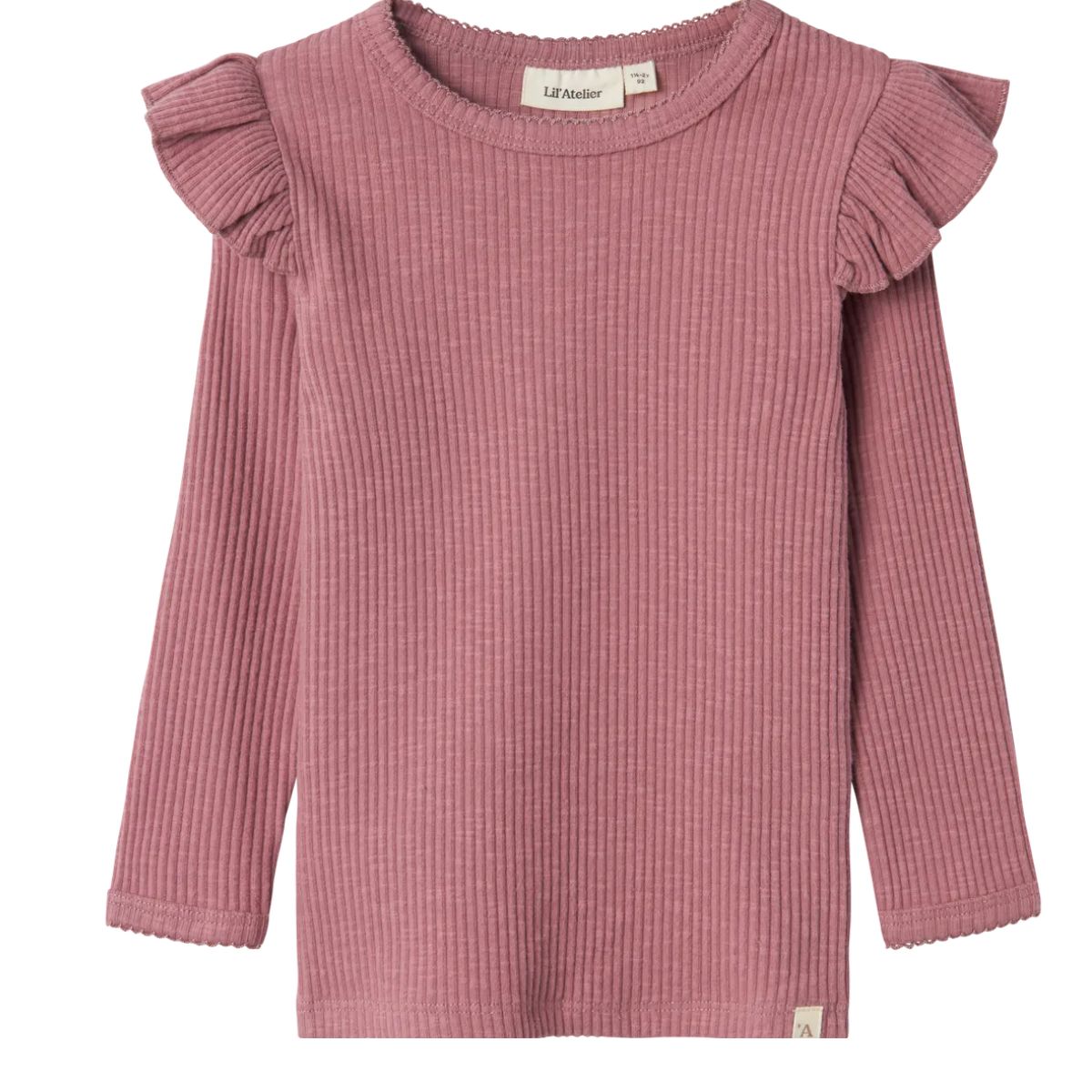 De Lil' Atelier raja slim shirt in de kleur nostalgia rose is gemaakt van biologisch katoen, heeft lange mouwen en schattige ruches. Duurzaam en hip. Perfect te combineren. VanZus