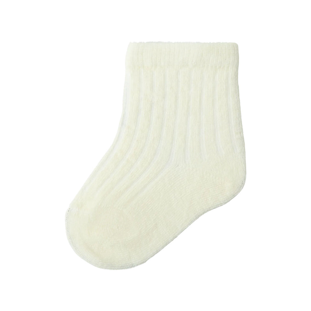Upgrade de garderobe van je kind met de Lil' Atelier rakel sokken in de kleur turtledove melange. Gemaakt van wol met ribtricot-patroon voor stijlvol comfort, perfect voor elke dag. VanZus