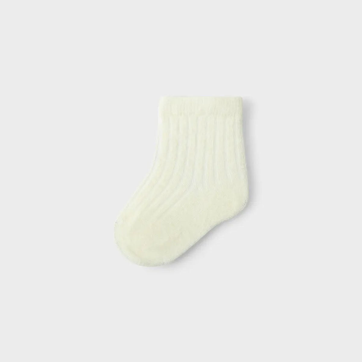 Upgrade de garderobe van je kind met de Lil' Atelier rakel sokken in de kleur turtledove melange. Gemaakt van wol met ribtricot-patroon voor stijlvol comfort, perfect voor elke dag. VanZus