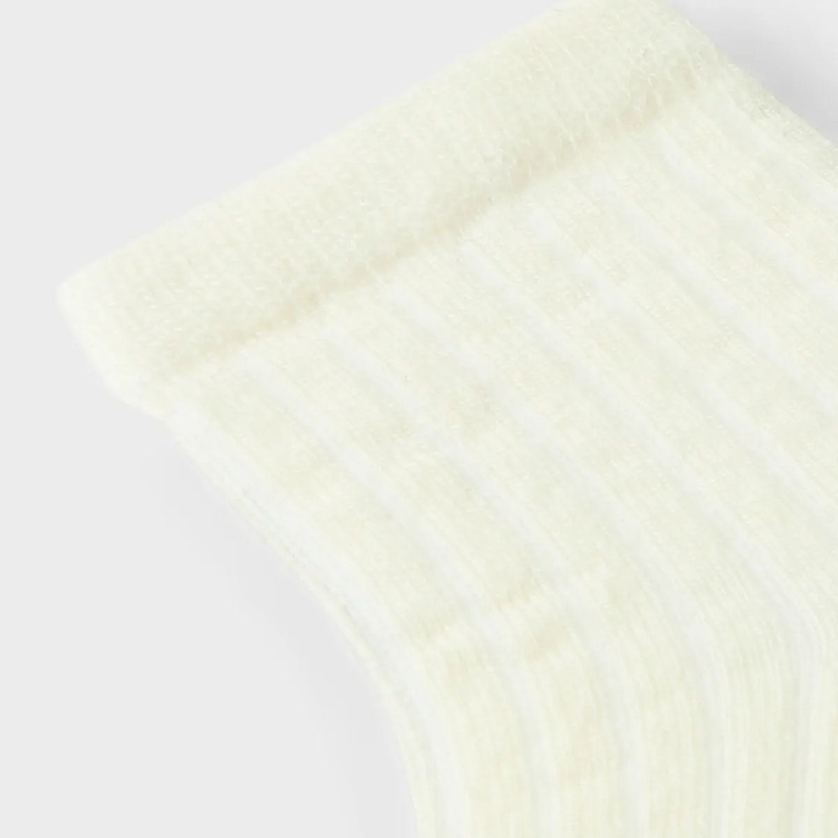 Upgrade de garderobe van je kind met de Lil' Atelier rakel sokken in de kleur turtledove melange. Gemaakt van wol met ribtricot-patroon voor stijlvol comfort, perfect voor elke dag. VanZus