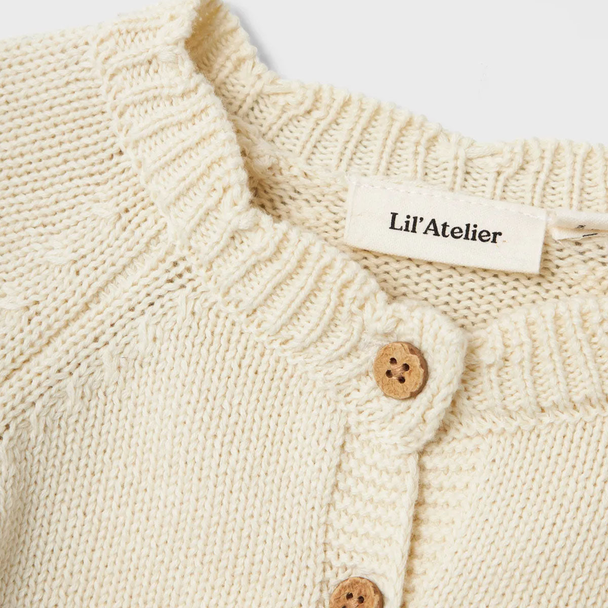 Hoe schattig is dit vestje?! Dit ramla knit vest van Lil' Atelier in de kleur turtledove is een echte eyecatcher en maakt de outfit van je kleintje net een beetje warmer. VanZus