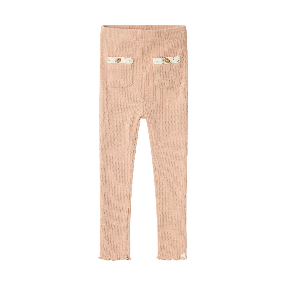 Jouw kleintje ziet er superhip uit in deze schattige rea slim legging in de kleur rugby tan van het merk Lil' Atelier. Deze comfortabele legging heeft zakjes aan de voorkant met een contrasterende print, wat de legging een echte eyecatcher maakt! VanZus