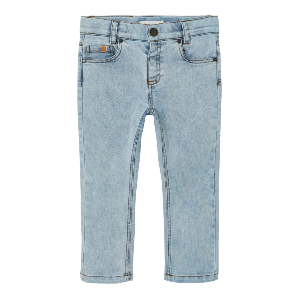 Een denim broek is een must have in iedere kledingkast. Een spijkerbroek is namelijk eindeloos te combineren, comfortabel en stylish. Dat geldt ook voor het light blue denim regular jeans van het merk Lil' Atelier. VanZus