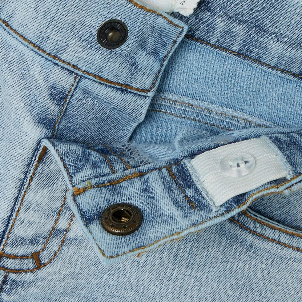 Een denim broek is een must have in iedere kledingkast. Een spijkerbroek is namelijk eindeloos te combineren, comfortabel en stylish. Dat geldt ook voor het light blue denim regular jeans van het merk Lil' Atelier. VanZus