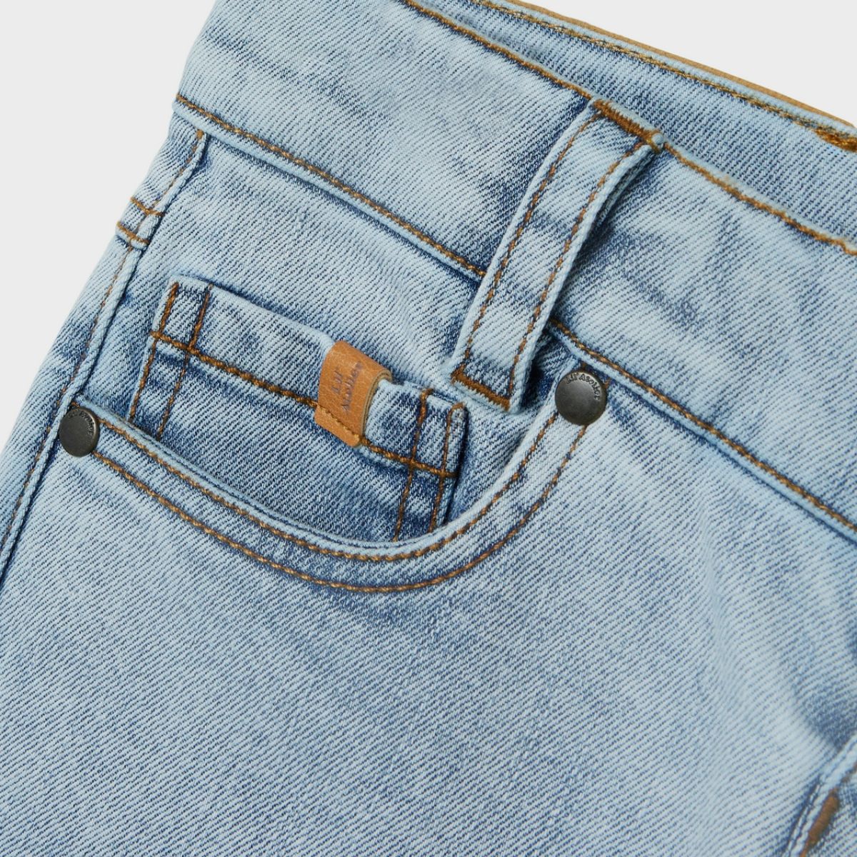 Een denim broek is een must have in iedere kledingkast. Een spijkerbroek is namelijk eindeloos te combineren, comfortabel en stylish. Dat geldt ook voor het light blue denim regular jeans van het merk Lil' Atelier. VanZus