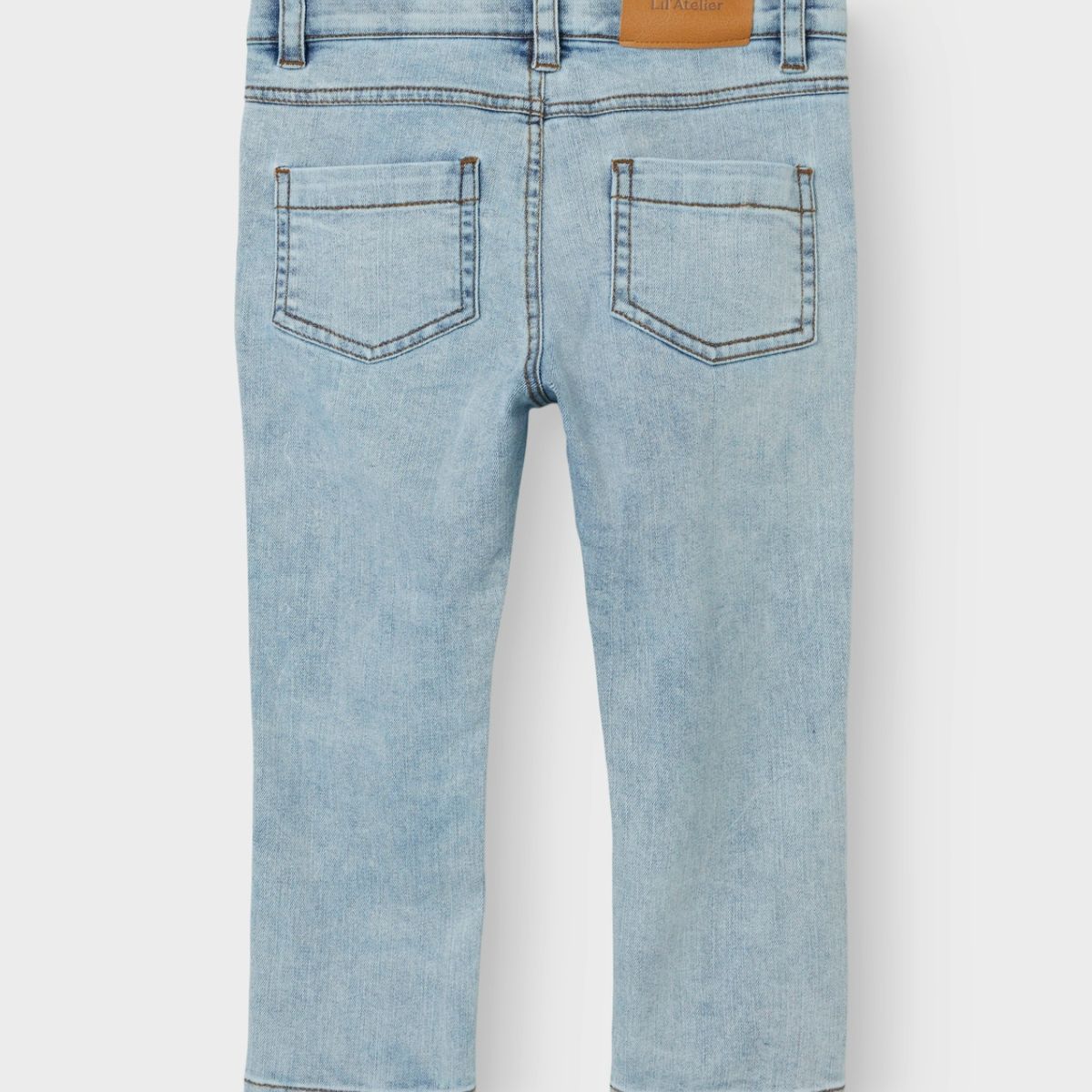 Een denim broek is een must have in iedere kledingkast. Een spijkerbroek is namelijk eindeloos te combineren, comfortabel en stylish. Dat geldt ook voor het light blue denim regular jeans van het merk Lil' Atelier. VanZus