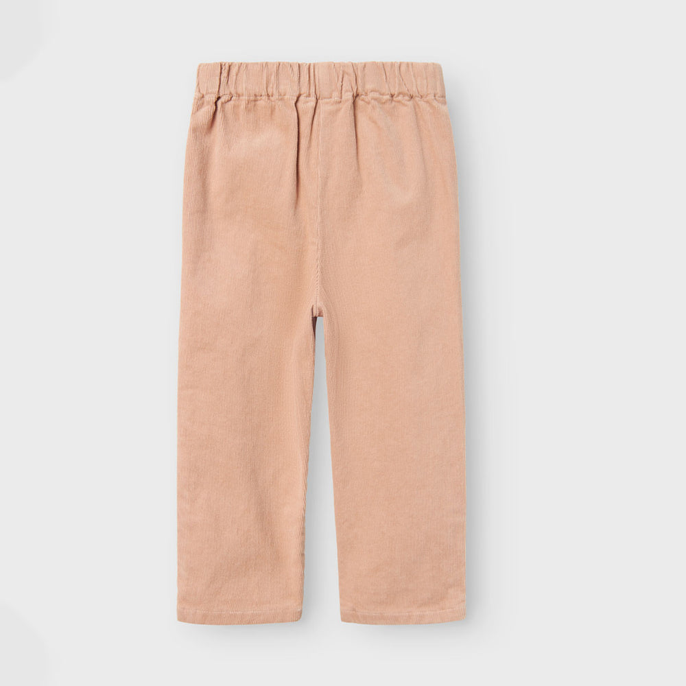 Hoe schattig is deze revelle corduroy broek in de kleur rugby tan van het merk Lil' Atelier?! Deze mooie broek is ideaal voor feestelijke gelegenheden. De broek ziet er ontzettend chique uit, maar zit ook heel comfortabel. VanZus