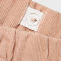 Hoe schattig is deze revelle corduroy broek in de kleur rugby tan van het merk Lil' Atelier?! Deze mooie broek is ideaal voor feestelijke gelegenheden. De broek ziet er ontzettend chique uit, maar zit ook heel comfortabel. VanZus